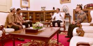 Bertemu Jokowi, Pedagang Korban Kerusuhan 22 Mei Menangis