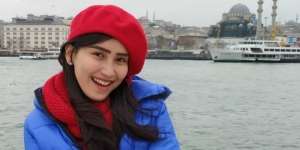 Pakai Baju Tabrak Warna, Ayu Ting Ting Panen Cibiran