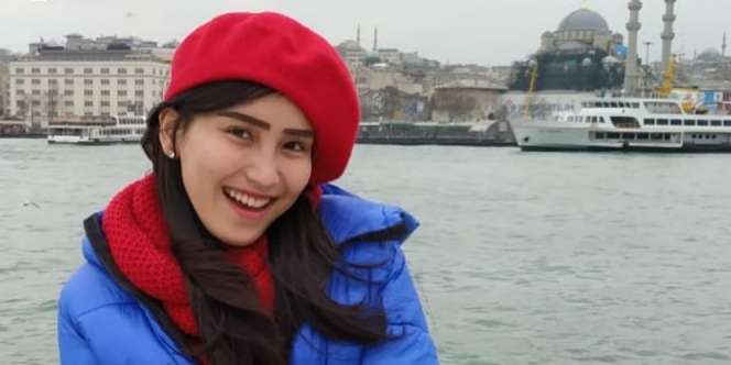 Pakai Baju Tabrak Warna, Ayu Ting Ting Panen Cibiran