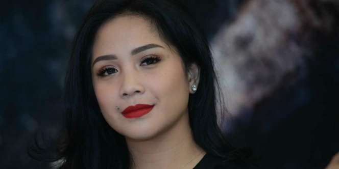 Harga Sandal Unik Nagita Slavina Bikin Kaki Pegal