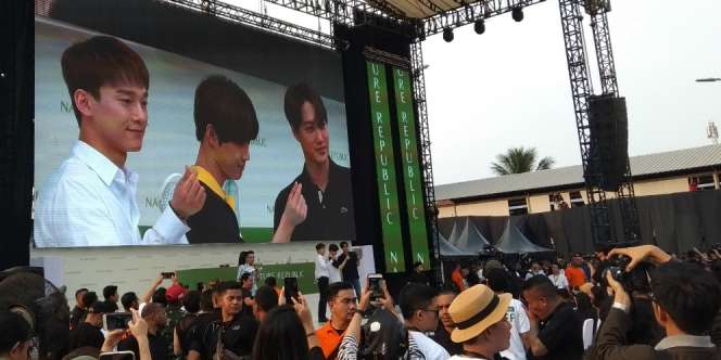 Ketika EXO Naksir Kemeja Batik Indonesia