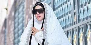 Belum Seminggu Dirilis, Syahrini Raih Omzet Miliaran dari Jual Mukena