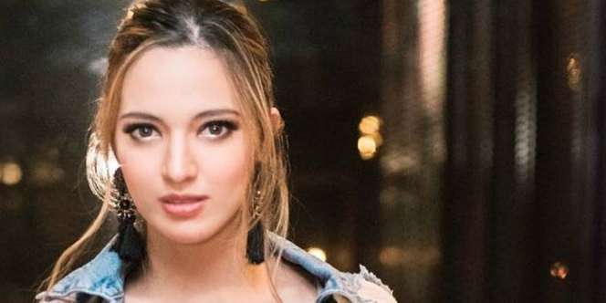 Gaya Modis Nia Ramadhani Dipuji Brand Fashion Dunia