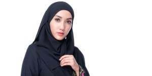 Kurang Nyaman Pakai Lip Gloss? Cobalah Lip Oil