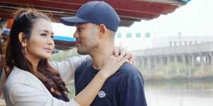 Di Depan Kabah Istri Mendiang Herman Seventen Ingin Curhat