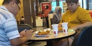 Indahnya Toleransi Saat Pasangan Non-Muslim Ikut Tunggu Waktu Buka Puasa