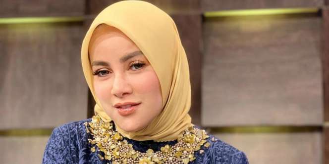 Stylish Berhijab, Olla Ramlan Tenteng Tas Ratusan Juta