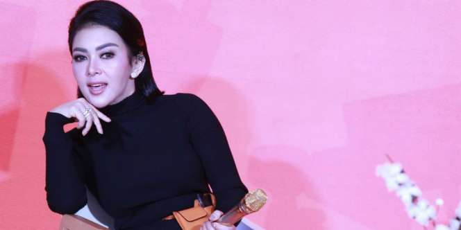 Tengok Gaya Cetar Syahrini Saat Makan Peyek