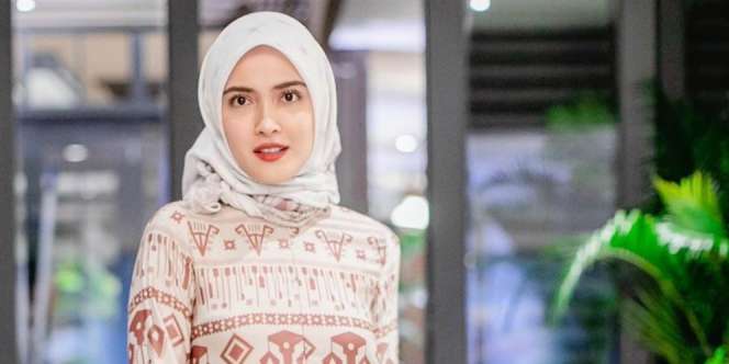 Bukber dengan Ayah Muslim, Shandy Aulia Cantik Berhijab