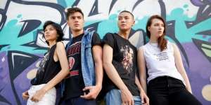 Koleksi Avengers di Fashion Item Streetwear 90-an