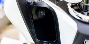 8 Langkah Pasang Fitur USB Charger di Sepeda Motor