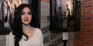 Sikap Romantis Reino Barack, Gendong Syahrini di Mal