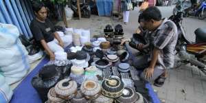 Pria Makin Getol Belanja Baju Muslim Selama Ramadan