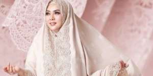 Ini yang Bikin Admin Pajak Colek Mukena Syahrini