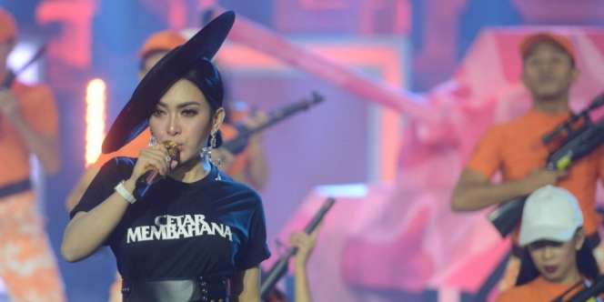 Sebelum Mukena Fenomenal, Syahrini Punya Kaos `Cetar Membahana`