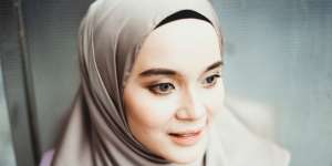 Tampil Glowing dengan Memakai Highlighter di 7 Area Ini