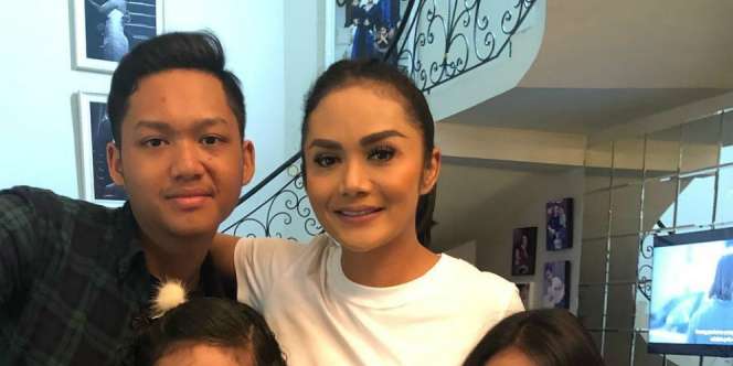 Adu Gaya Potret Lebaran Keluarga Hermansyah dan Lemos