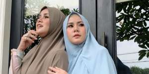 Deretan Gaya Selebriti Ketika Sholat Ied