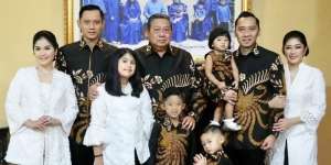 Demi Memo, Keluarga SBY Berusaha Tersenyum di Foto Lebaran Keluarga