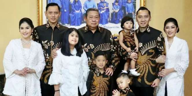 Demi Memo, Keluarga SBY Berusaha Tersenyum di Foto Lebaran Keluarga