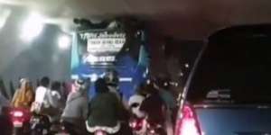 Viral Sopir TransJakarta yang Dibajak dan Nyangkut Pas Malam Takbiran Kena Denda