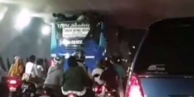 Viral Sopir TransJakarta yang Dibajak dan Nyangkut Pas Malam Takbiran Kena Denda
