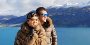 Honeymoon ke New Zealand, Syahrini Pakai Jaket Seharga Mobil