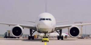 Video Mini Cooper Listrik Tarik Pesawat Boeing 777, Editan atau Asli?