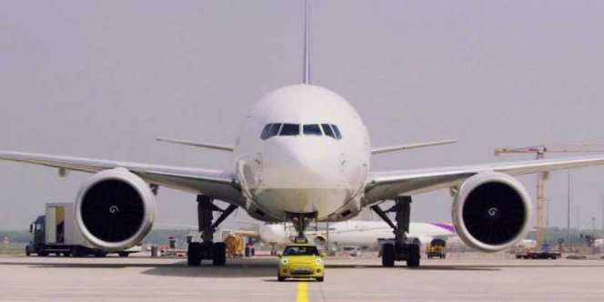 Video Mini Cooper Listrik Tarik Pesawat Boeing 777, Editan atau Asli?
