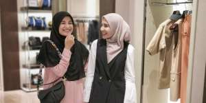 Inspirasi Busana Hijab Chic ala Duo Sungkar