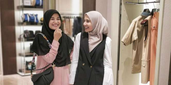Inspirasi Busana Hijab Chic ala Duo Sungkar