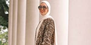 Tips Simple dan Elegan Pakai Motif Leopard di Musim Panas