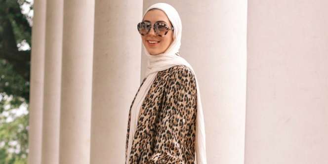 Tips Simple dan Elegan Pakai Motif Leopard di Musim Panas