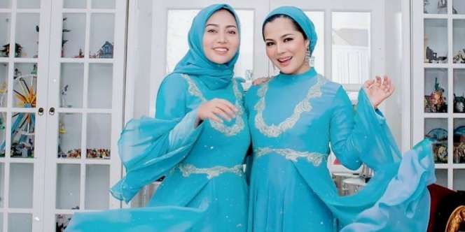 Gaya Kompak Busana Rachel Vennya dan Bunda, Seperti Kakak-Adik