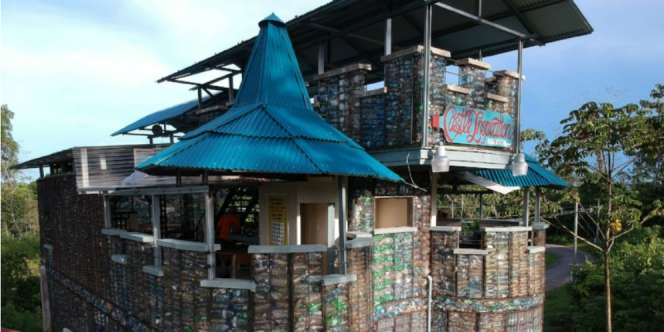 Rumah Megah Ini Dibangun dari 16.000 Botol Plastik