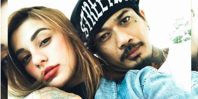 Gaya Stylish Nora Alexandra & Jerinx SID dengan Baju Bali