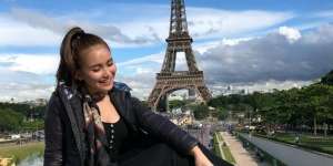 Ayu Ting Ting Pamer Foto di Eiffel Tower, Pakai Syal Jutaan Rupiah