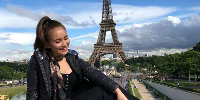 Ayu Ting Ting Pamer Foto di Eiffel Tower, Pakai Syal Jutaan Rupiah