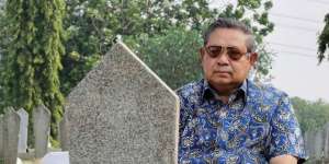 Foto SBY Menatap Nisan Ibu Ani Yudhoyono Ini Bikin Haru...