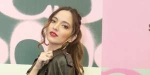 Pose Nia Ramadhani Seksi Pakai Tas Cowok di Bandara, Harganya Bikin Deg-degan