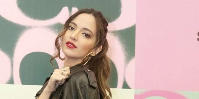 Pose Nia Ramadhani Seksi Pakai Tas Cowok di Bandara, Harganya Bikin Deg-degan