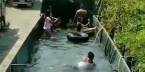 Swimming Poll Portable, Bak Truk Isuzu Disulap Jadi Kolam Renang