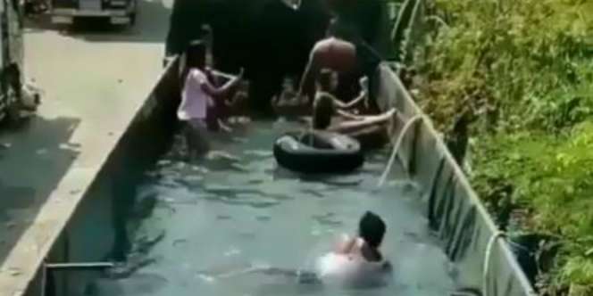 Swimming Poll Portable, Bak Truk Isuzu Disulap Jadi Kolam Renang
