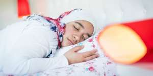 Survei: Tidur dengan Lampu Menyala Picu Obesitas