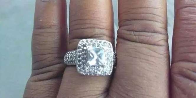 Foto Selfie Cincin Pertunangan Ini Jadi Viral, Kenapa?