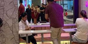 Tak Sengaja Bertemu Ibu Negara Iriana Jokowi Duduk Sendirian di Mall