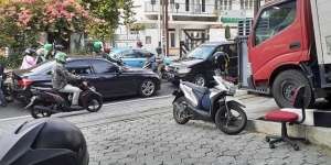 Aksi Koboi Pengemudi BMW: Lawan Arus Lalu Lintas, Keluarkan Pistol