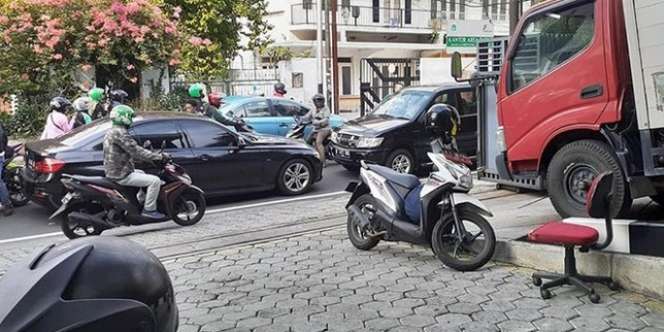 Aksi Koboi Pengemudi BMW: Lawan Arus Lalu Lintas, Keluarkan Pistol