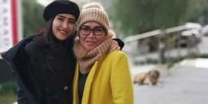 Pamer Liburan di Bali, Gaya Pakaian Ibunda Ayu Ting Ting Disorot