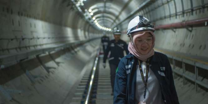Aksi Hijaber Perawat Rel MRT